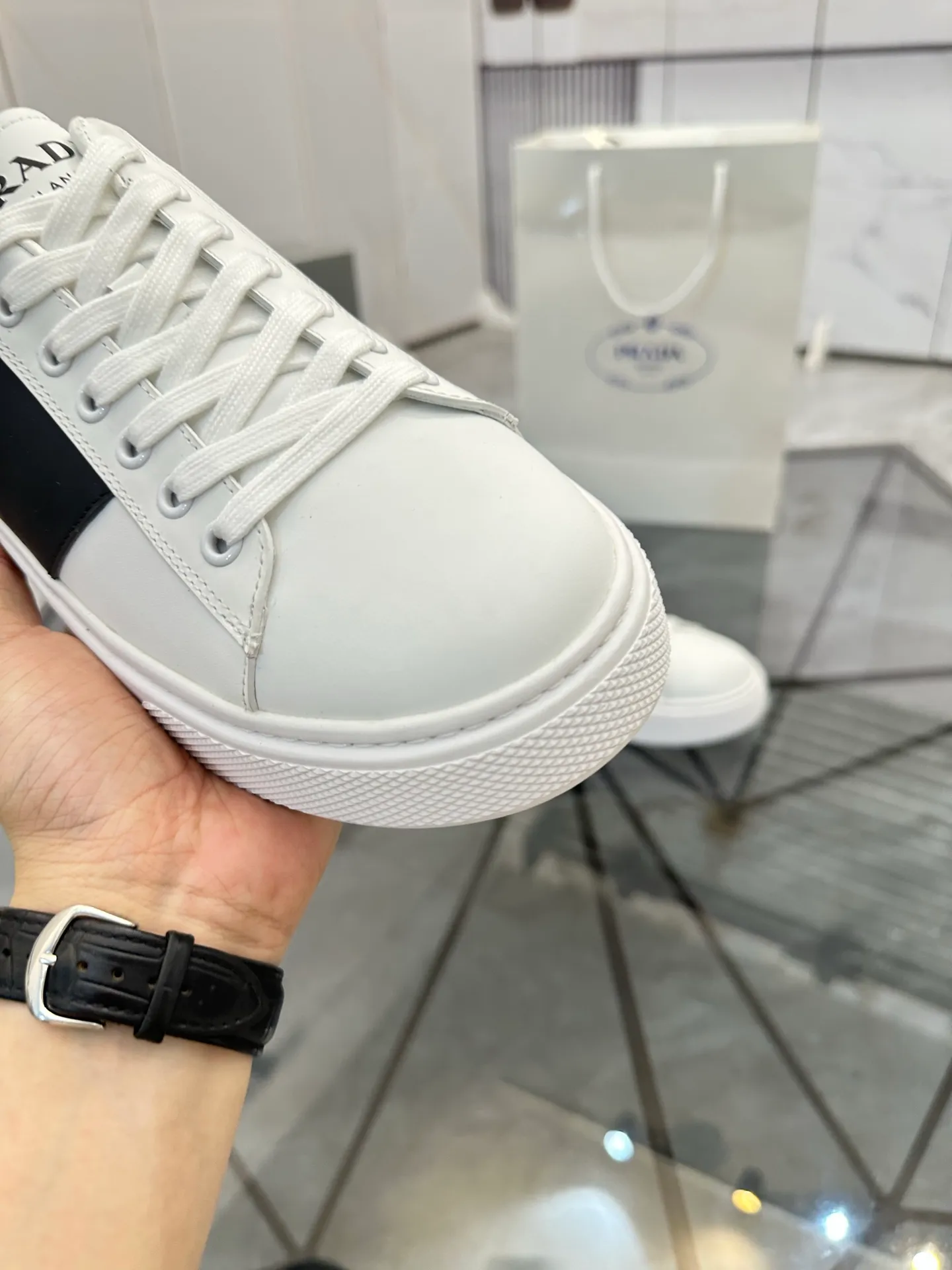 Men's shoes for sale💰: 💰P500¥ High-end top quality Product trademark: Prada * "Prada*" low-top casual shoes Regular size: 35-45 (can be customized to 46) Couple style Product materials: imported first-layer cowhide leather upper, water-dyed sheep lining, original outsole. No.: H201
